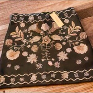 Francesca’s Collections Floral mini by dee elly.p